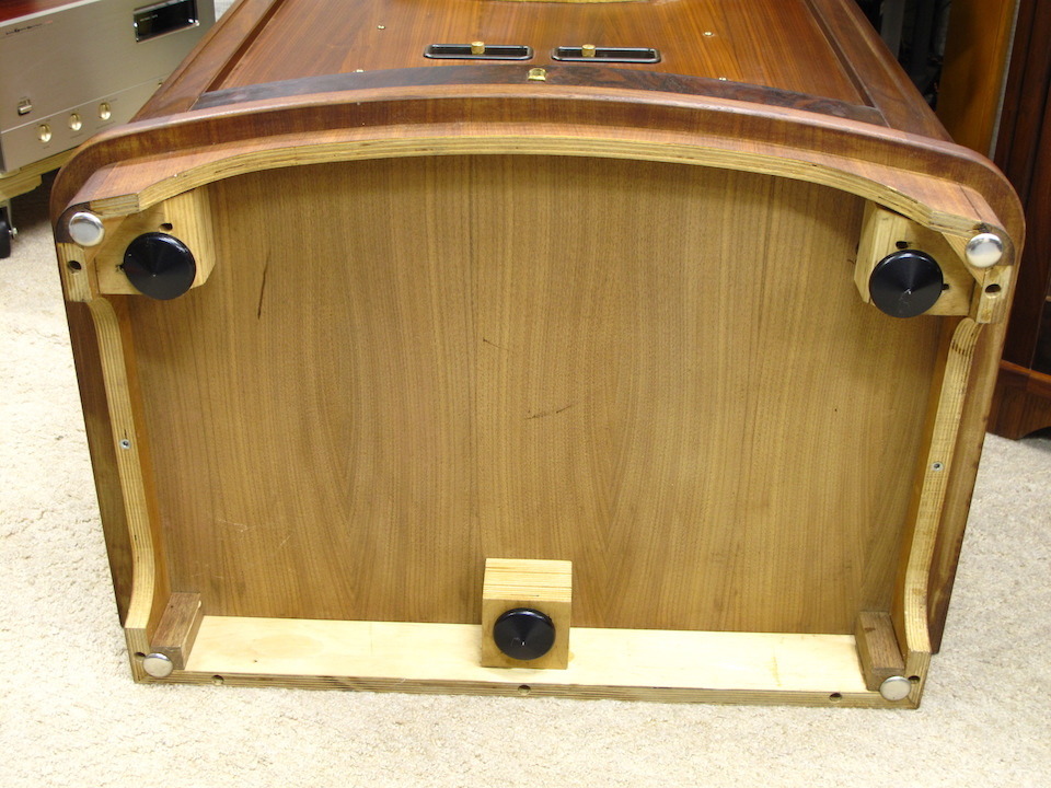 Tannoy chén hứng Canterbury.jpg