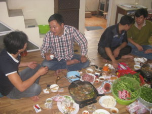 4 ông đang ăn sầu riêng.JPG