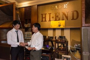 mot bố khác cũng được quà tặng fr Apham.jpg