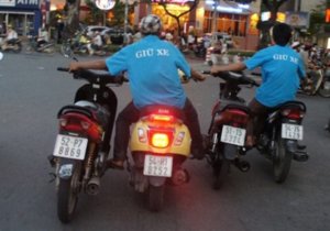 2_nguoi_chay_4_chiec_xe.jpg